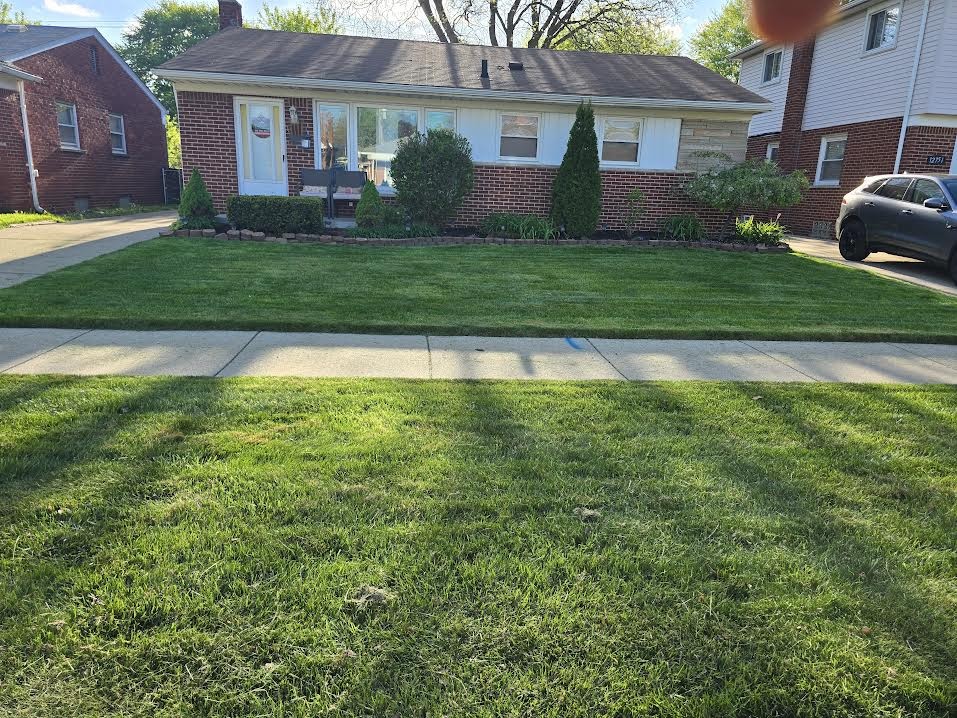 Clean mowed front lawn by Malles Landscaping